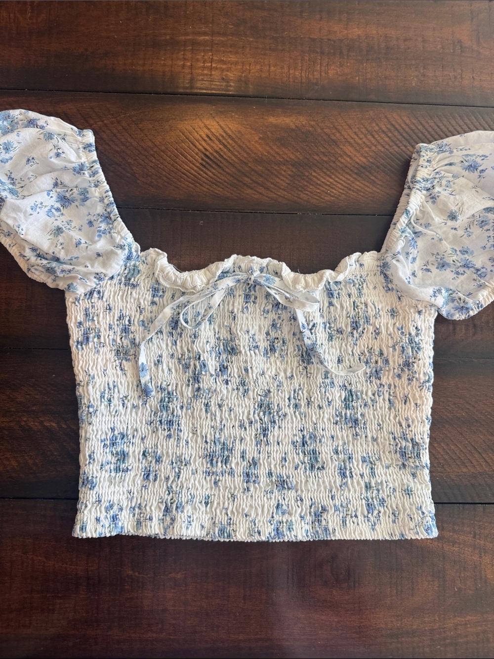 Smocked Floral Puff-Sleeve Crop Top - White & Light Blue size XS